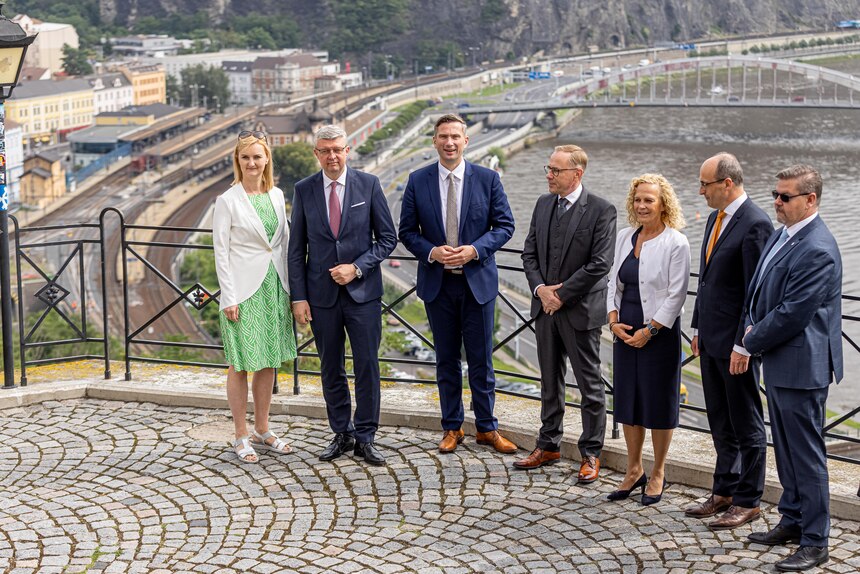 Der sächsische Verkehrsminister Martin Dulig (3. von links) mit seinem tschechischen Amtskollegen Karel Havlíček (2. von links) sowie Vertretern des EVTZ und beider Verkehrsministerien in Ústí nad Labem.