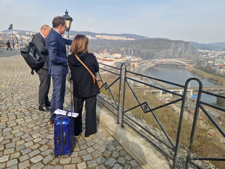 EU-Korridorkoordinatorin Marques auf dem Aussichtspunkt Větruše in Ústí