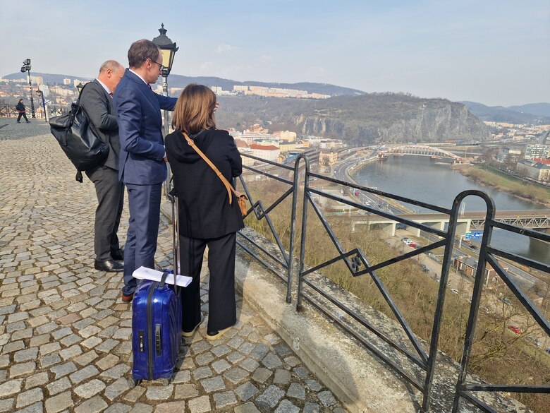 EU-Korridorkoordinatorin Marques auf dem Aussichtspunkt Větruše in Ústí