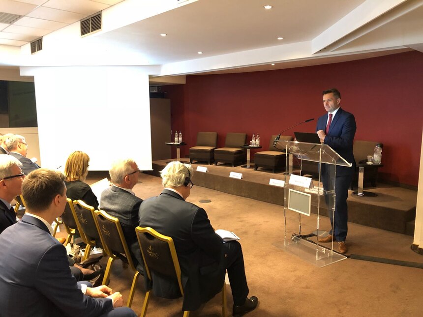 Staatsminister Martin Dulig bei der Präsentation der Pläne für die Eisenbahn-Neubaustrecke zwischen Dresden und Prag in Brüssel