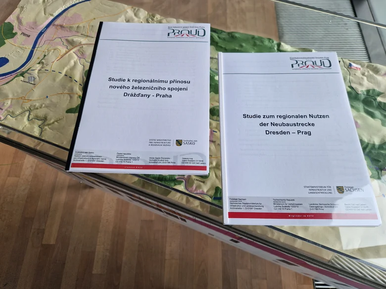 Je ein Exemplar der Studie NBS Dresden-Prag in deutscher und tschechischer Sprache