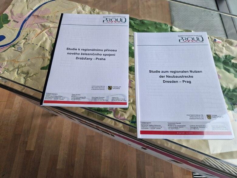 Je ein Exemplar der Studie NBS Dresden-Prag in deutscher und tschechischer Sprache