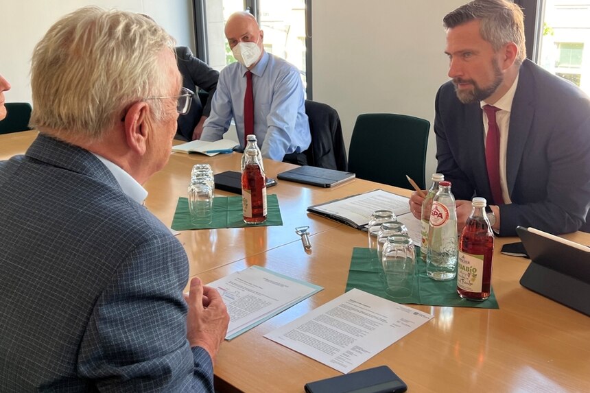 Minister Martin Dulig im Gespräch mit dem EU-Korridorkoordinator beim Generaldirektorat Mobilität und Verkehr Mathieu Grosch.