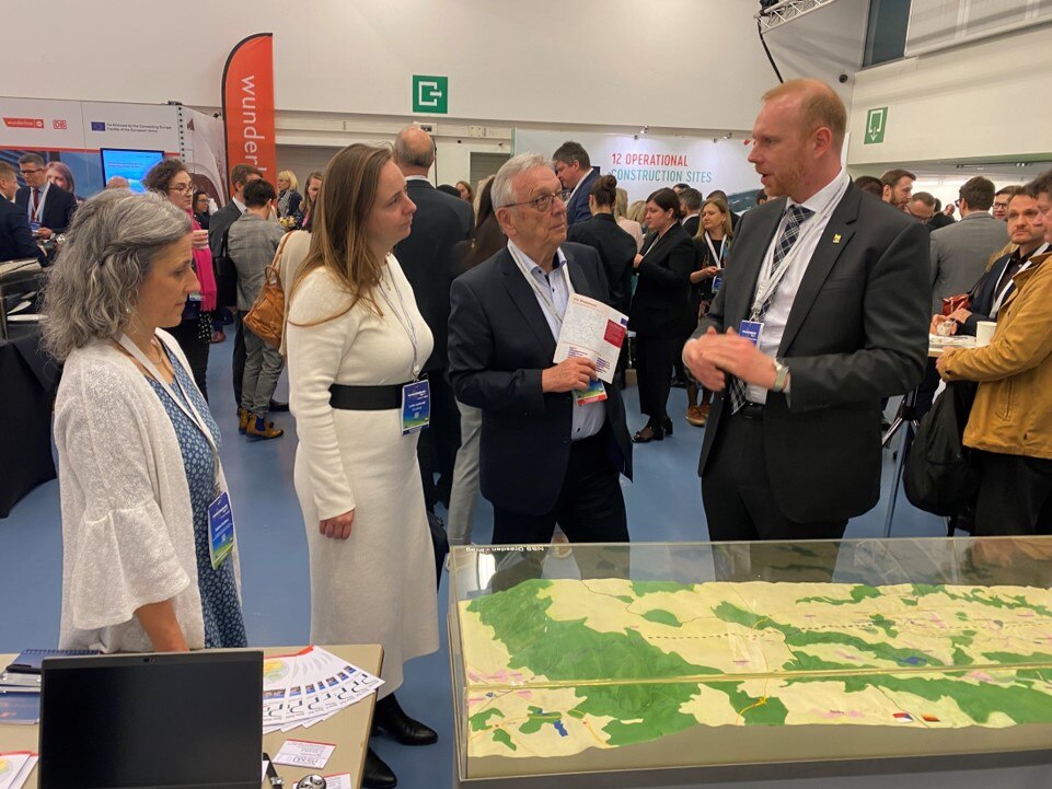 Menschen am Messestand im Gespräch