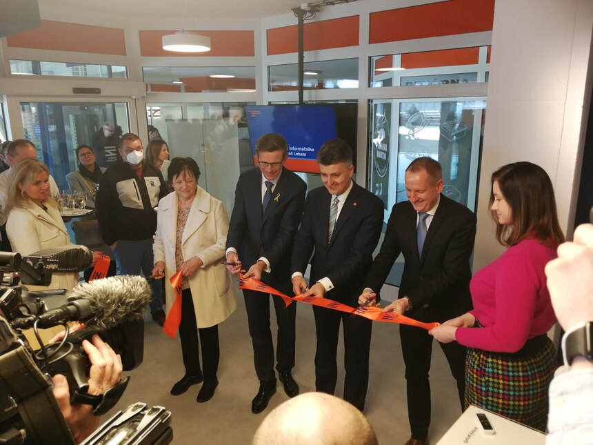 Bei der Eröffnungszeremonie: v.l.n.r.: Lubomíra Mejstříková, Erste Stellvertreterin des Landeshauptmannes von Ústí nad Labem, Verkehrsminister Martin Kupka, Jiří Svoboda, Generaldirektor der Správa železnic, Dr. Marcus Schenkel, Abteilungsleiter Infrastru