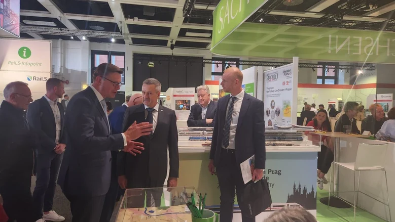 Verkehrsminister am Messestand und weitere Personen