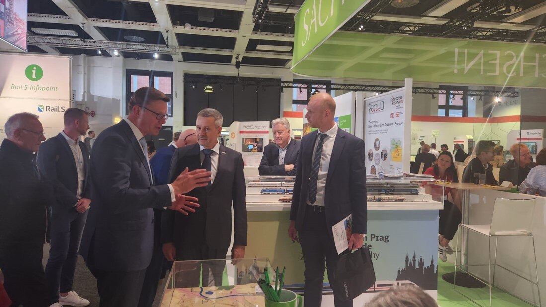 Verkehrsminister am Messestand und weitere Personen