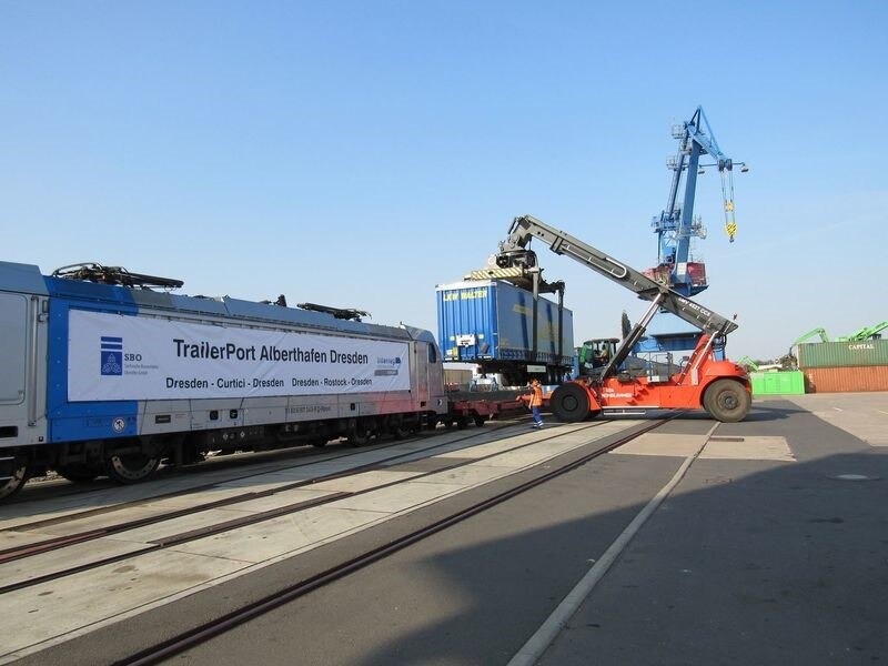 Alberthafen mit Kran und Hebebühne, der Container auf Zug verlädt