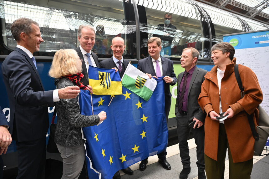 Vertreter der EU, der Deutschen Bahn und Sachsens stellvertretender Verkehrsminister, Dr. Mangold, beim Stopp des Connecting Europe Express auf dem Leipziger Hauptbahnhof.
