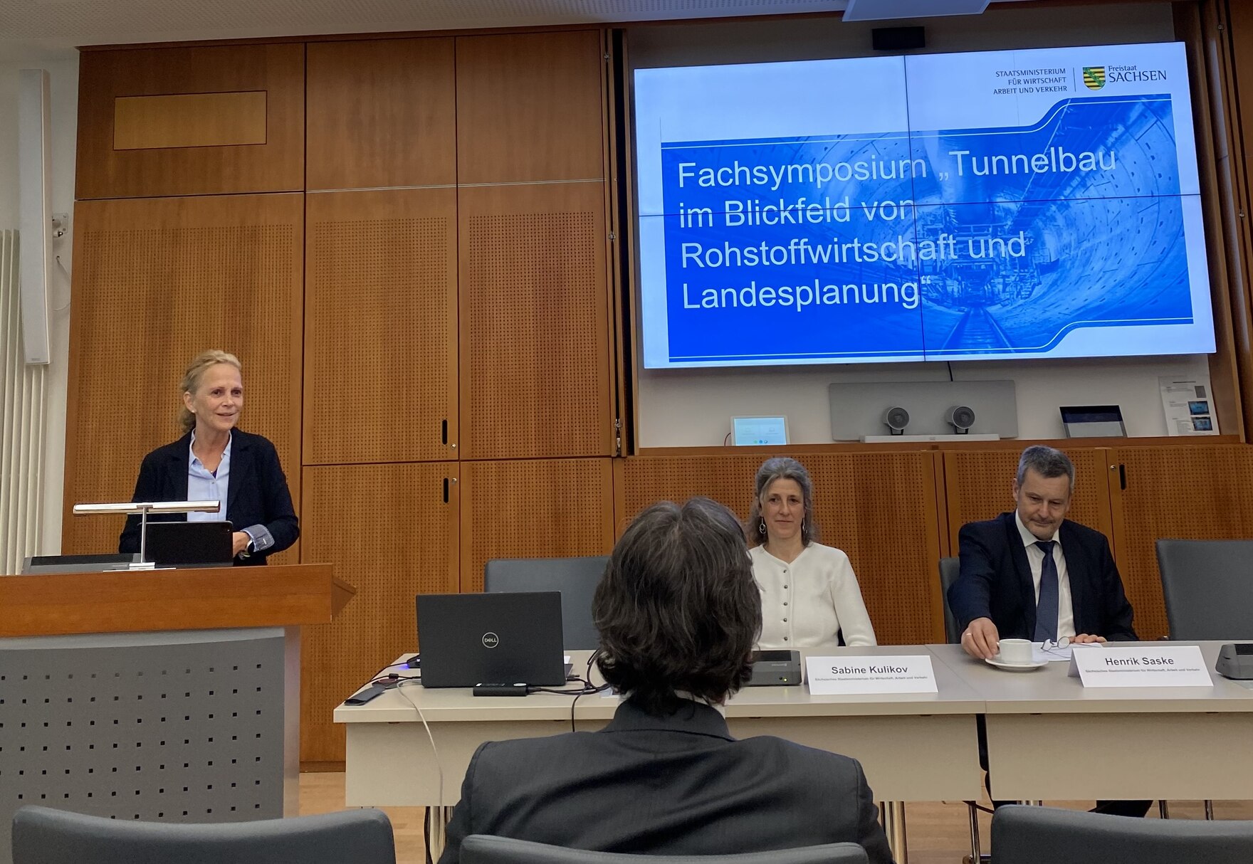 Frau Staatssekretärin Ines Fröhlich hält ein Grußwort auf dem Fachsymposium